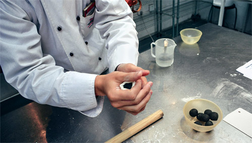 Chinese chef making a tangyuan